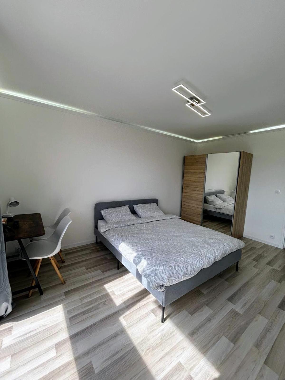 Charmant B&B Espace Et Confort Villeneuve-la-Garenne Bagian luar foto